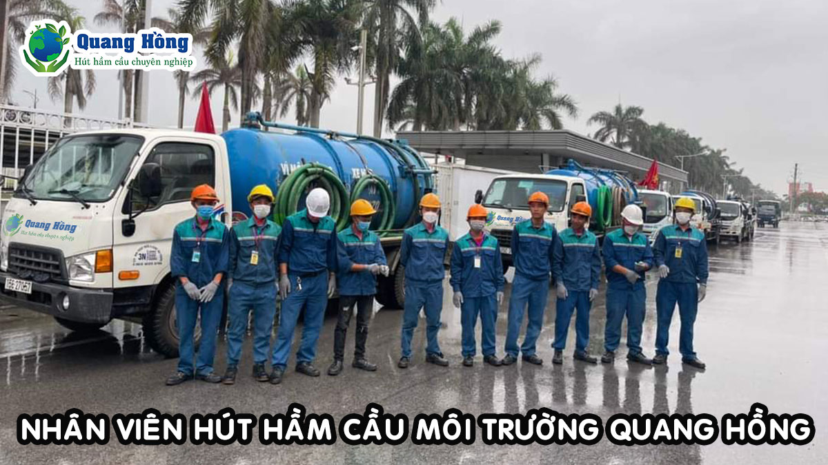 Nhân viên hút hầm cầu tại Môi trường Quang Hồng