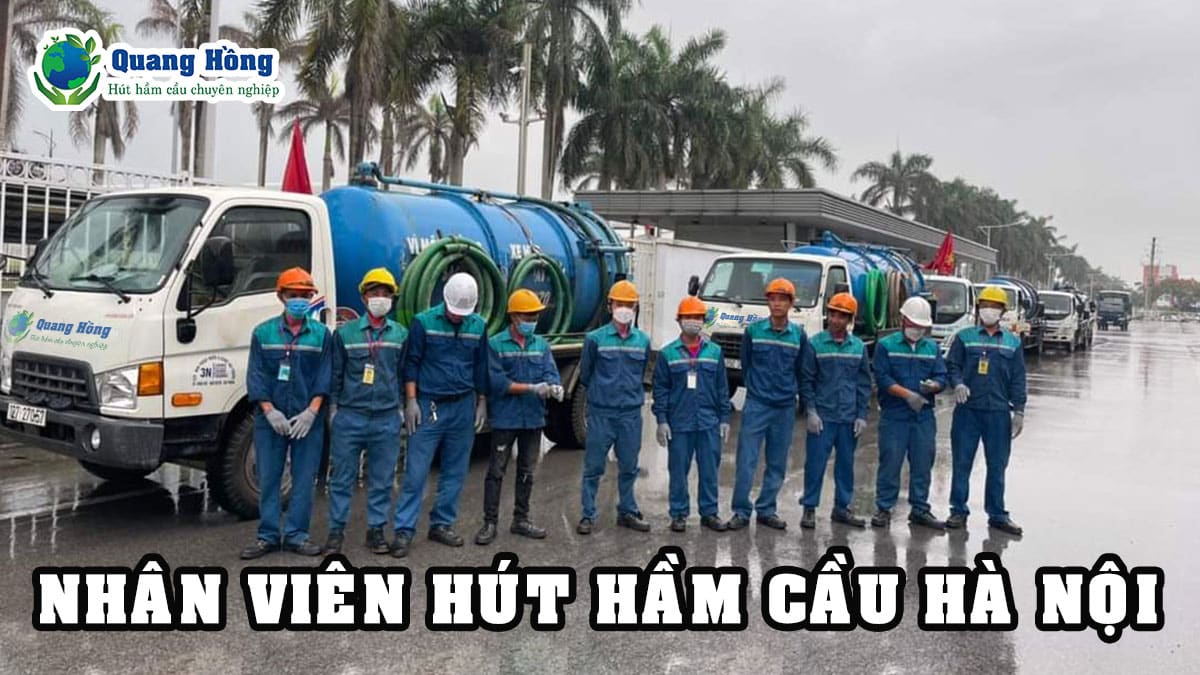 Nhân viên hút hầm cầu Hà Nội